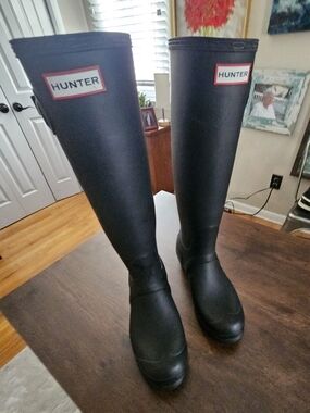 Hunter Black Tall Matte Rain Boots with Red-Trim Logo Size 8.